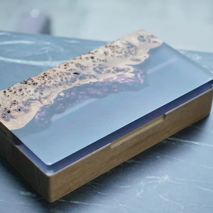 Boîte à bijoux en bois faite à la main : Bordure en résine époxy noire effet caméléon - Product Image 1
