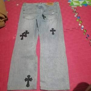 Jean en denim pour femme Power Venture Enterprises, en coton, délavage clair, avec strass, couleur contrastante, coupe chic, bords effilochés, style évasé - Product Image 2