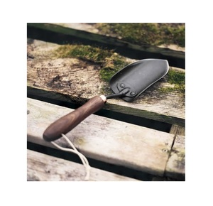 Moderna pala de jardín de acero negro de alta resistencia con mango de madera para trabajos profesionales con la tierra. - Product Image 1