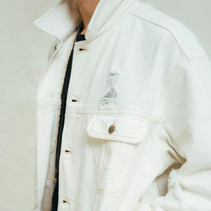 Chaqueta vaquera blanca lavada premium para hombre, estilo casual con botones frontales, tipo camionero, ropa exterior de moda al por mayor personalizada - Product Image 2