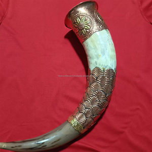 Cuerno de buey de estilo vikingo medieval con trabajo de latón en el borde y la punta Pieza de recuerdo con soporte Beber Cuerno de Búfalo de FWE - Product Image 6
