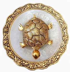 Tortue Vastu en laiton fabriquée en Inde avec le dieu Ganesh en haut, pour la décoration de la maison, avec des sculptures de poissons, au prix d'usine en gros. - Product Image 4