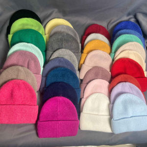 Bonnet en tricot côtelé de luxe avec strass et perles, lettre L, chaud pour l'hiver, pour femme, style créateur, avec revers, vente en gros - Product Image 6