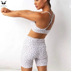 Conjunto deportivo de yoga con diseño personalizado para mujer, ropa deportiva elástica, top y pantalones cortos para entrenamiento. - Product Image 2