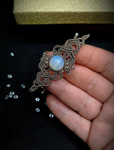 Pulsera de Macramé Marrón Hecha a Mano con Piedra Lunar y Cuentas Doradas, Ajustable, Estilo Boho para Mujer - Product Image 3