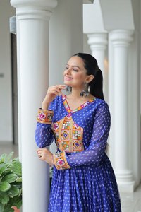 Robe longue décontractée pour femme, coupe ample, style Inde Pakistan, en faux georgette Bandhani avec imprimé et patchwork Kutchi - Product Image 1