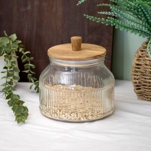 Tarro de vidrio de varios tamaños con tapa de madera para organizar diferentes alimentos en la despensa de la cocina con un aspecto limpio. - Product Image 1