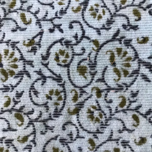 Tela de algodón india estampada a mano con diseño floral Jaal en tono oliva sobre base natural |   Textiles Artesanales Indios - Product Image 2