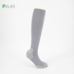 Chaussettes Diabétiques Décontractées Montantes pour Femmes, Antidérapantes, Antibactériennes, Respirantes, Absorbant la Transpiration, Confortables et Chaudes, en Nylon Solide pour Usage Quotidien - Product Image 4