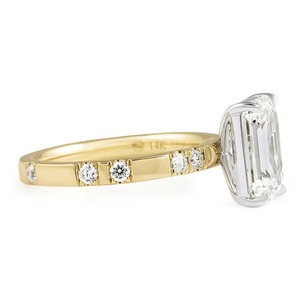 Bague à bande ornée de diamants taille émeraude de 2,80 carats - Product Image 4