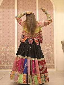Conjunto de Lehenga de Algodón Muselina Pesada con Estampado Digital Royal Mirror Bloom, con Trabajo de Espejos Reales y Koti de Diseñador Completamente Cosido - Product Image 4