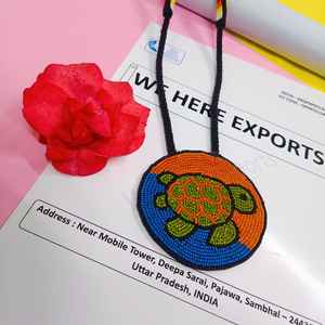 Collier pendentif tortue artisanal perlé avec perles vertes, oranges, noires, bleues, rouges, jaunes, blanches et cordon long pour artistes - Product Image 4
