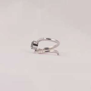 Anillo de compromiso de plata de ley 925 con circonita verde de corte brillante de 1.50 CT, diseño moderno con pavé y banda de boda cruzada, regalo. - Product Image 5