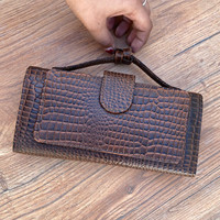 Portefeuille long marron en cuir véritable à motif crocodile pour femmes avec poignée et pochette de luxe pour téléphone portable.