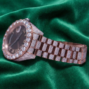 Reloj con Incrustaciones de Diamantes en Oro Rosa para Mujer |   Esfera Romana con Bisel de Diamantes |   Reloj de Lujo Glamuroso |   Regalo de aniversario para esposa - Product Image 3