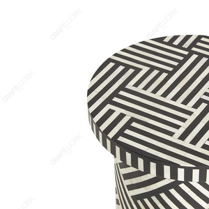 Table d'appoint moderne de luxe en bois massif, écologique et durable, avec incrustation géométrique noir et blanc, motif tressé artisanal et base dorée - Product Image 2