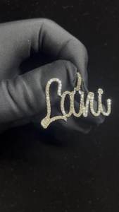 จี้เพชรโมอิสซาไนต์ทรงตัวอักษรแบบเขียนลายพิเศษ สไตล์ฮิปฮอป หรูหรา ผ่านการทดสอบเพชร เงินแท้ 925 ชุบโรเดียม ประดับเพชร - Product Image 2