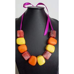 Collier élégant en résine et bois pour superposer des accessoires de mode en cristal - Product Image 2