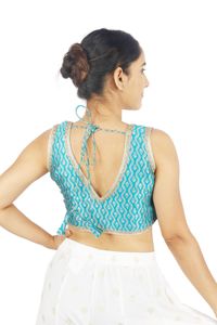 Top Corto Tejido en Turquesa, 100% Seda, Cuello Redondo, Sin Mangas, para Mujer, Ideal para Fiestas - Product Image 4