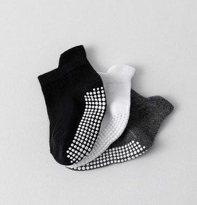 Chaussons d'hiver tricotés pour bébés et tout-petits, antidérapants, solides, sans coutures, pour intérieur, avec possibilité de traitement d'échantillons et de dessins sur mesure. - Product Image 4