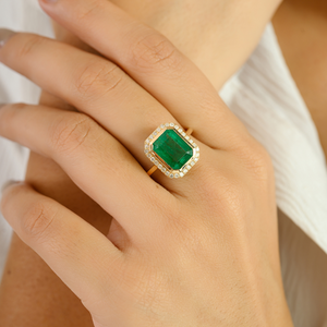 Anillo de Halo de Alta Gama con Diseño Clásico Octogonal, Esmeralda y Diamantes de Corte Redondo, Oro Amarillo Puro de 14K, Joyería de Boda - Product Image 4