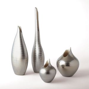 Vase en métal décoratif durable pour des arrangements floraux élégants et l'embellissement quotidien de l'intérieur - Product Image 2