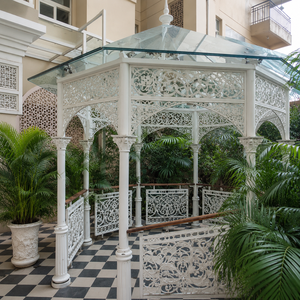 Pergola de jardin extérieure en verre blanc orné avec colonnes décoratives et panneaux en treillis - Product Image 1