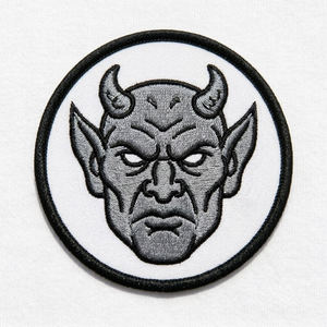 Parche Termoadhesivo Bordado a Máquina Personalizado con Diseño de Gargota y Demonio Mítico, Logotipo de Monstruo, Emblema para Coser, Venta al por Mayor para Ropa y Bolsos - Product Image 1