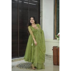 Conjunto de diseño superior-inferior y Dupatta con bordado para vestidos de noche de fiesta - Product Image 3