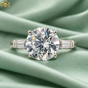 Bague de fiançailles pour homme avec diamant de laboratoire 2 carats DEF, clarté VVS2, taille brillant |   Bague en or massif 9K/14K/18K avec trois pierres latérales - Product Image 2