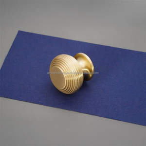 Boutons en laiton de design contemporain, conçus pour les meubles modernes, les armoires, les cuisines, les placards, décoration intérieure élégante et minimaliste - Product Image 5