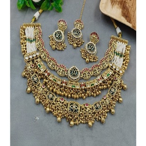 Atractivo Juego de Collar, Pendientes y Tikka de Latón Chapado en Oro de Primera Calidad con Incrustaciones Finas de Kundan, Polki y Moissanita, Regalo de Boda para Mujer - Product Image 2