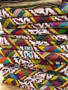 Couverture Kantha en patchwork faite à la main – Tissu de sari vintage, réversible, légère, pour lit et décoration bohème - Product Image 2