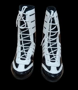 Zapatos de boxeo diseñados para un movimiento activo del pie con una base estable y flexible, cómodos de usar, ideales para sesiones de boxeo regulares. - Product Image 1