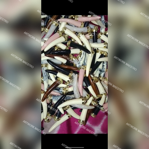 Arte en Resina, Joyería Artística Moldeada a Mano, Colgantes y Medallones de Alta Calidad, Artesanía de Origen Ético - Product Image 2