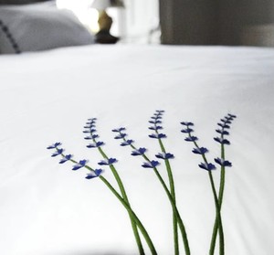 Parures de lit personnalisées en coton blanc brodé de fleurs de lavande, lavables en machine, pour la maison, l'hôtel et les mariages - Product Image 3