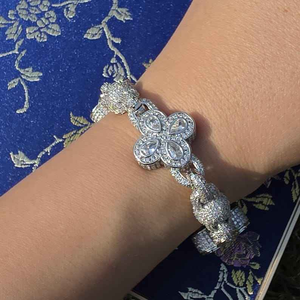 สร้อยข้อมือโมอิสซาไนต์รูปโคลเวอร์สุดหรู เงินแท้ 925 ประดับเพชรเต็มเส้น ดีไซน์ดอกไม้ ของขวัญเครื่องประดับสำหรับทุกเพศ - Product Image 2