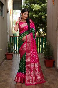Sari en soie Bandhej authentique avec bordure tissée Zari, pallu en tissu et accentuation en tissu, et chemisier en soie Dola assorti – Vêtement régional NX HINI DC - Product Image 5