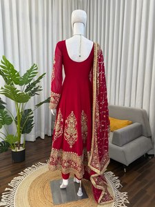 Esta temporada de bodas ofrece un salwar kameez pakistaní con un llamativo patrón de gran tamaño, disponible en tallas grandes y color rojo. - Product Image 3
