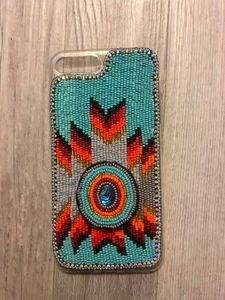 NOUSHAD HANDICRAFTS เคสโทรศัพท์ทำมือจากสแตนเลสสีชมพูประดับลูกปัด ปักครอสติชสีเหลืองลายพุทธศาสนา - Product Image 6