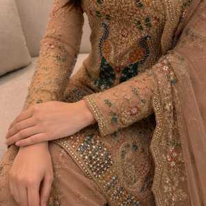Conjunto de traje Anarkali Sharara pakistaní beige para mujer con bordado Zari pesado, lentejuelas, trabajo de espejo, adornos de perlas y dupatta de red. - Product Image 2