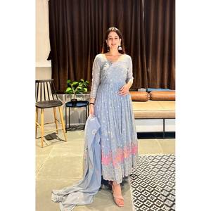 Vestido Anarkali de Diseñador con Lentejuelas y Bordados para Ropa India y Pakistaní - Product Image 4