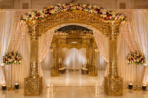 Mandap double piliers doré de luxe pour mariage en destination, Mandapam opulent sur le thème Bollywood, Mandap en fibre majestueux USA - Product Image 2