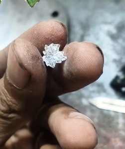 เพชรแฟนซีรูปทรงดอกไม้แบบพิเศษ ผลิตในห้องปฏิบัติการ มีทุกขนาดสำหรับทำเครื่องประดับ - Product Image 2