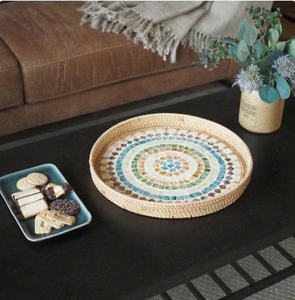 Plateau de service rond en rotin avec incrustation de nacre |   Plateau en mosaïque tissé à la main |   Plateau décoratif en osier laqué, panier à nourriture - Product Image 6