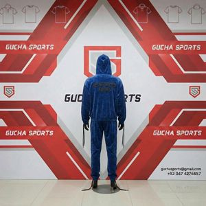 Conjunto deportivo de terciopelo azul para hombre con sudadera con capucha y pantalones jogger, tela suave de primera calidad, estampado urbano, atuendo elegante de estilo streetwear. - Product Image 4