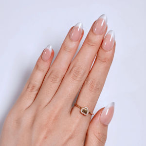 Faux ongles à presser personnalisés, chrome argenté, French manucure, nude laiteux, forme amande, en ABS, avec estampage doré, taille moyenne, vente en gros - Product Image 1