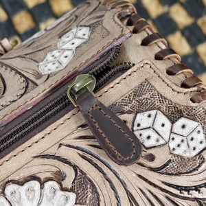 Bolsa de Viaje de Cuero Hecha a Mano de Lujo con Diseño a Cuadros y Estampado de Cartas de Póker, Color Bronceado, Cierre de Cremallera - Product Image 3