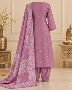 Conjunto de Tres Piezas de Kurta, Pantalón y Dupatta Bordado en Color Malva para Mujer, Diseño Floral en el Cuello, Ropa Étnica, Fabricante Mayorista - Product Image 4