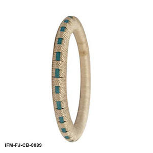 Brazalete Tejido a Mano Tissé Talvyn en Beige Cálido con Fibra de Rafia y Elegantes Detalles en Verde Azulado, con un Estilo Artesanal Moderno. - Product Image 5